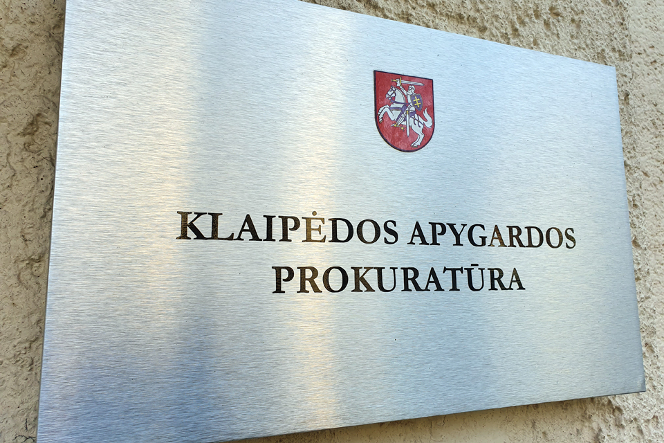 Pavojingu sąvartynu paverstas butas
